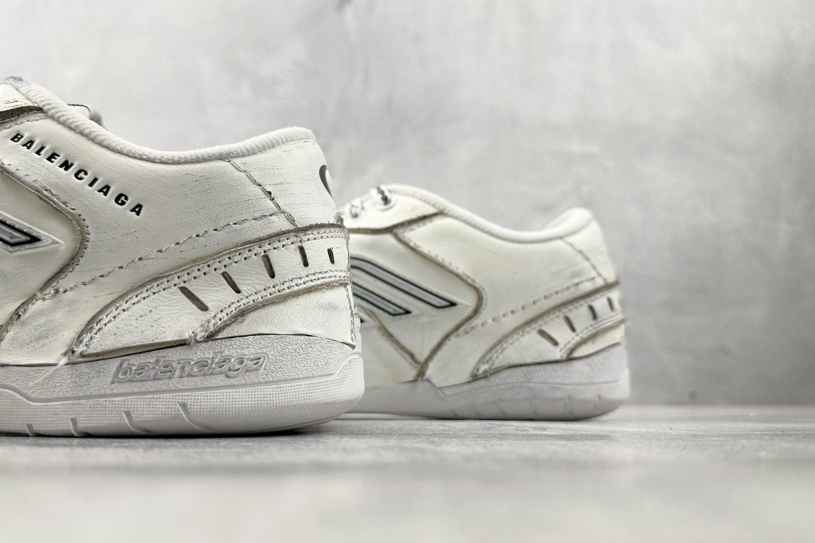 代购版 Balenciaga巴黎世家 Hamptons Worn-Out 白色 841763WCURS