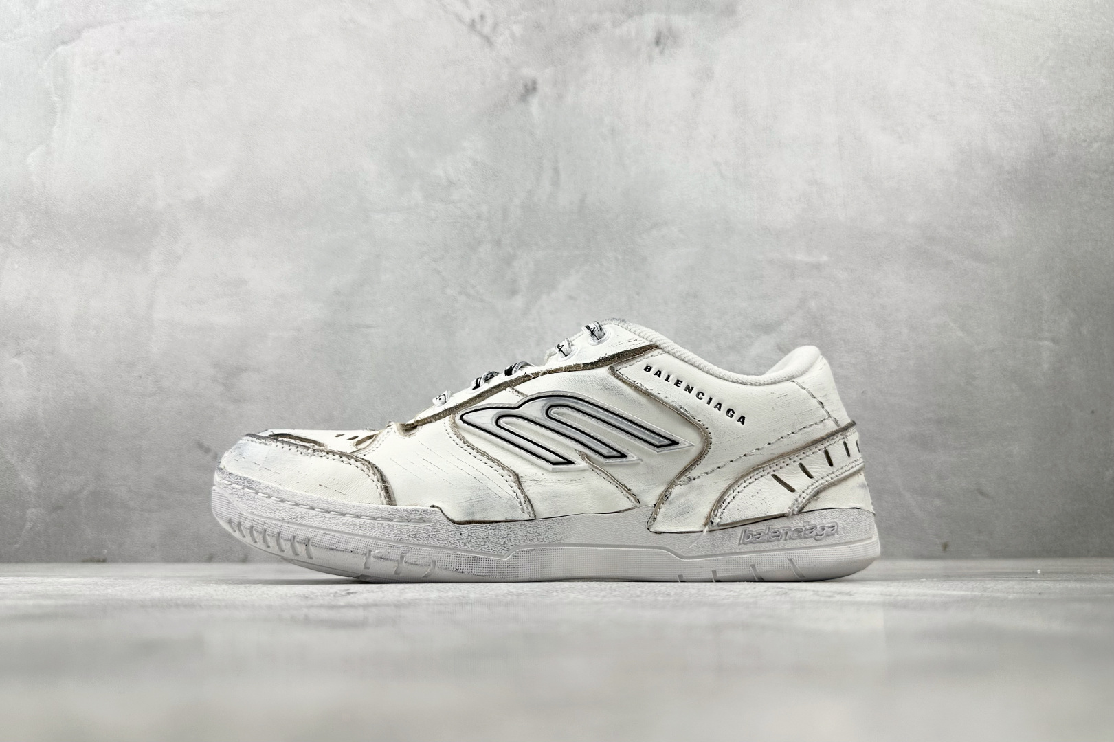 代购版 Balenciaga巴黎世家 Hamptons Worn-Out 白色 841763WCURS