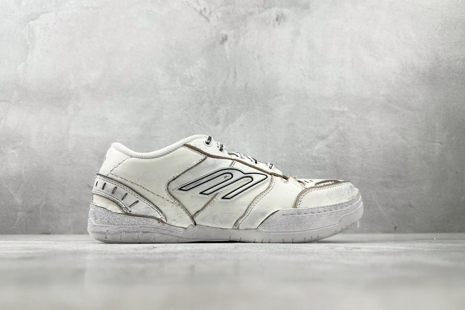 代购版 Balenciaga巴黎世家 Hamptons Worn-Out 白色 841763WCURS