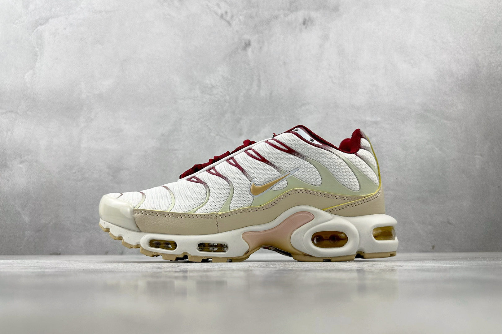外贸 GW  Nike Air Max Plus 白红 货号：FQ2765-100 尺码：36 36.5 37.5 38 38.5 39 40 40.5 41 42 42.5 43 44 44.5 45 46-选品中心