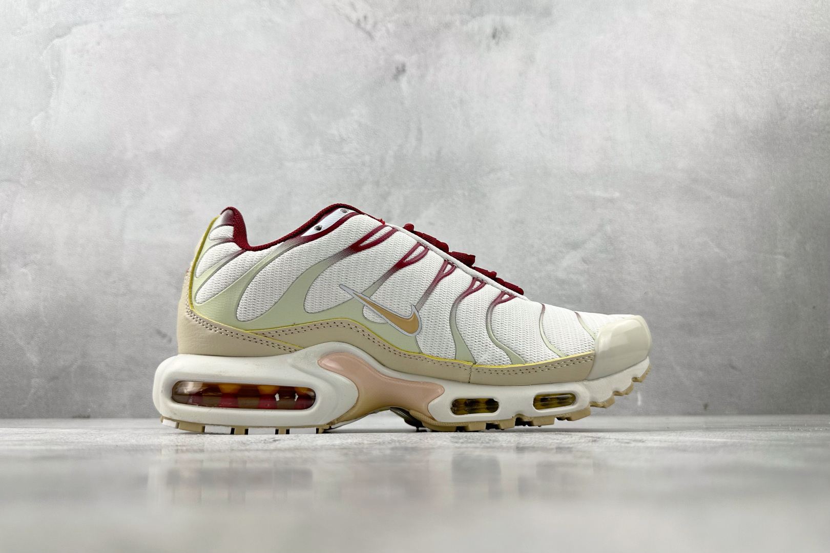 图片[2]-外贸 GW  Nike Air Max Plus 白红 货号：FQ2765-100 尺码：36 36.5 37.5 38 38.5 39 40 40.5 41 42 42.5 43 44 44.5 45 46-选品中心