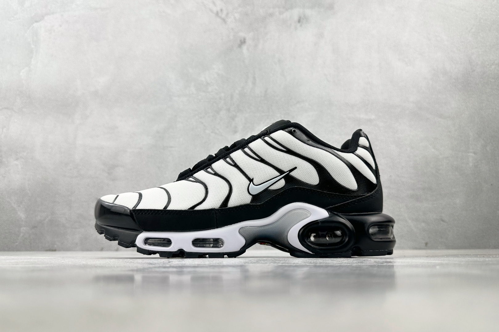 外贸 GW  Nike Air Max Plus 白黑 货号：FV6264-001 尺码：36 36.5 37.5 38 38.5 39 40 40.5 41 42 42.5 43 44 44.5 45 46-选品中心