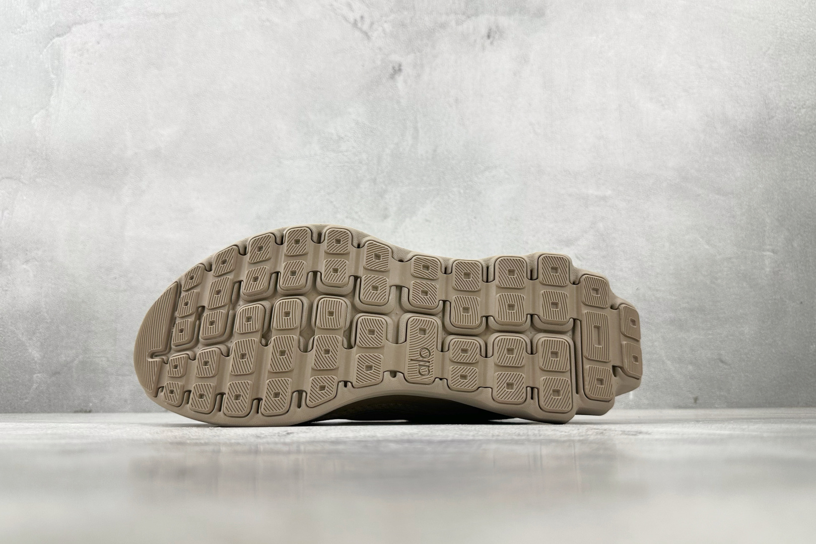 外贸专供 平台高端首选 alo yoga Alo Runner 灰褐色 A0590U-Gravel