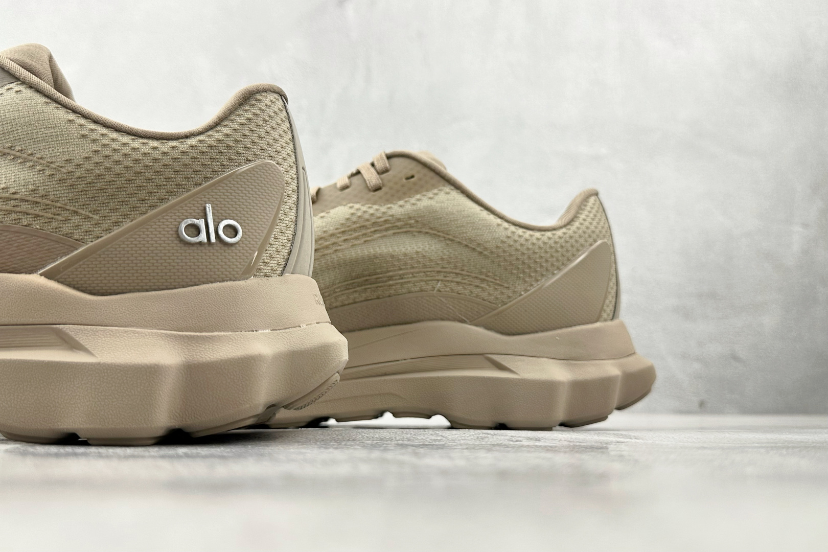 外贸专供 平台高端首选 alo yoga Alo Runner 灰褐色 A0590U-Gravel