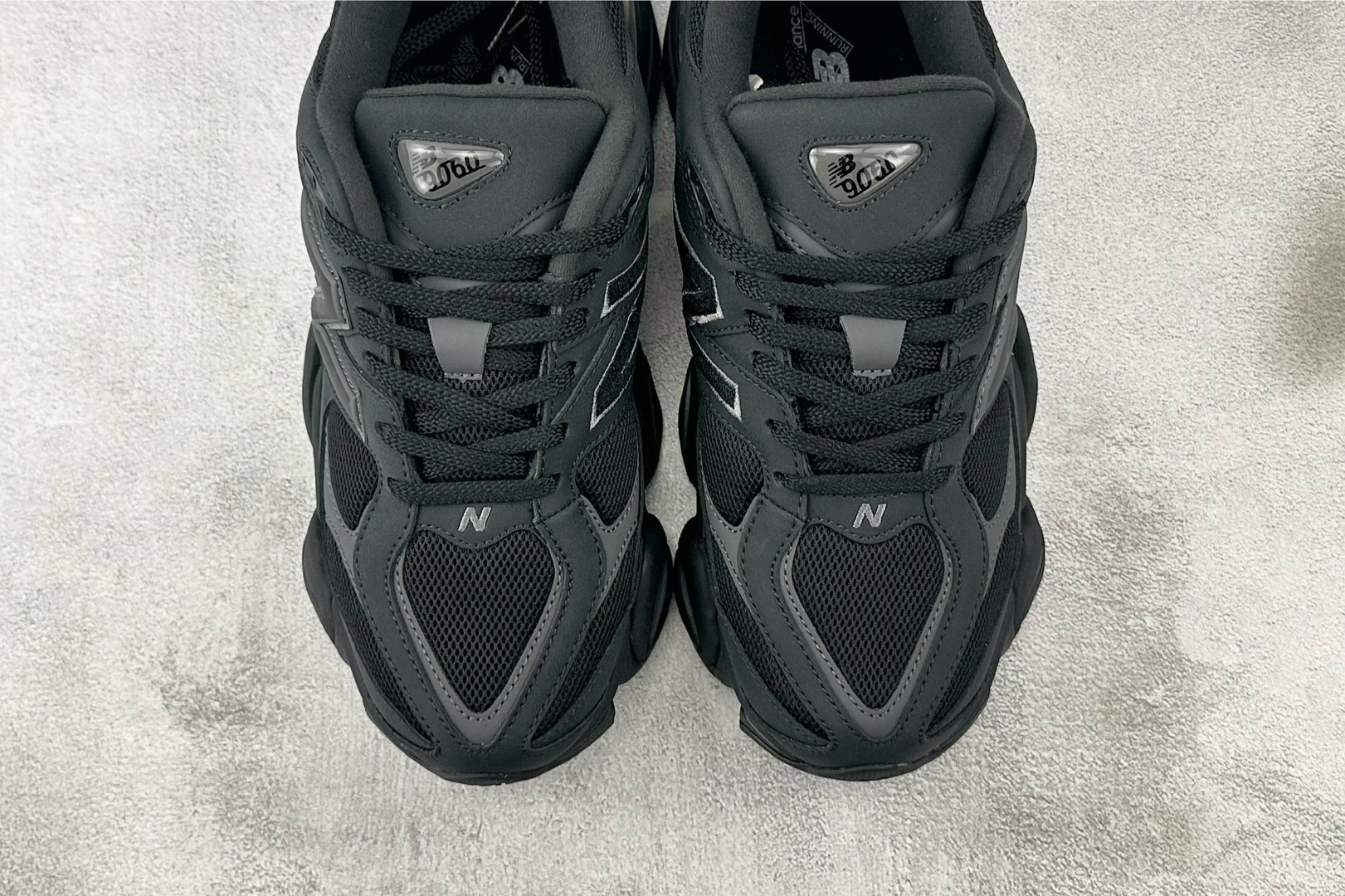 AY  本地
New Balance NB 9060 黑色

货号：U9060ZGE
尺码：36 36.