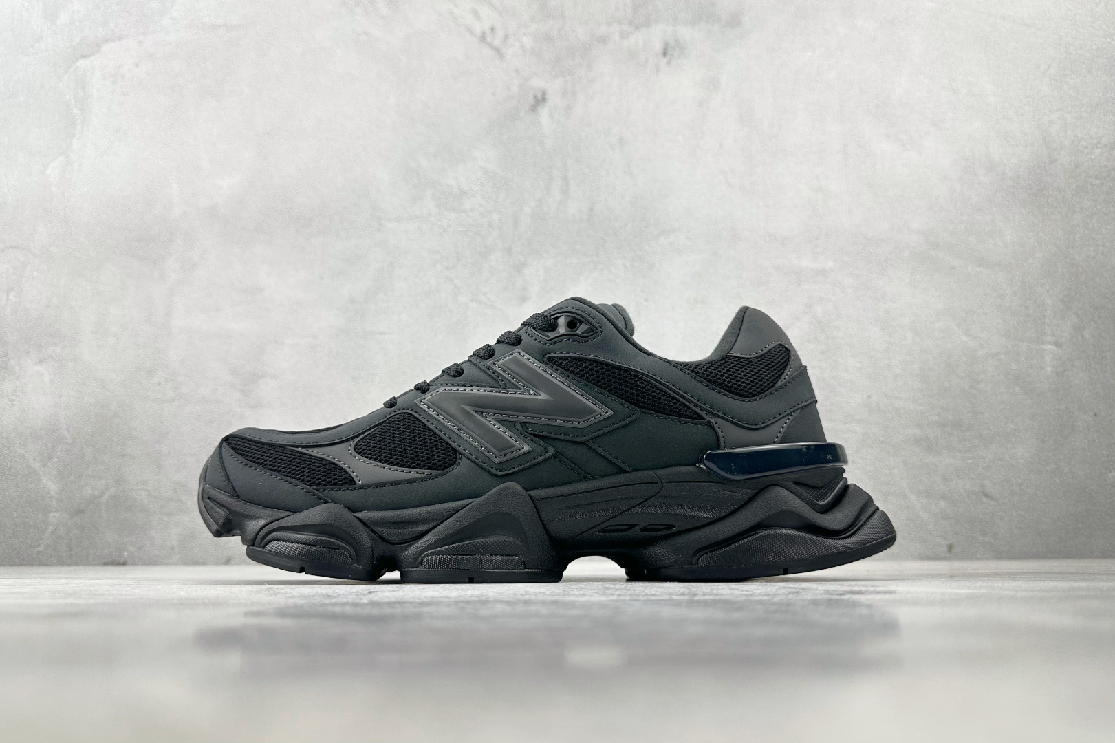 AY  本地
New Balance NB 9060 黑色

货号：U9060ZGE
尺码：36 36.