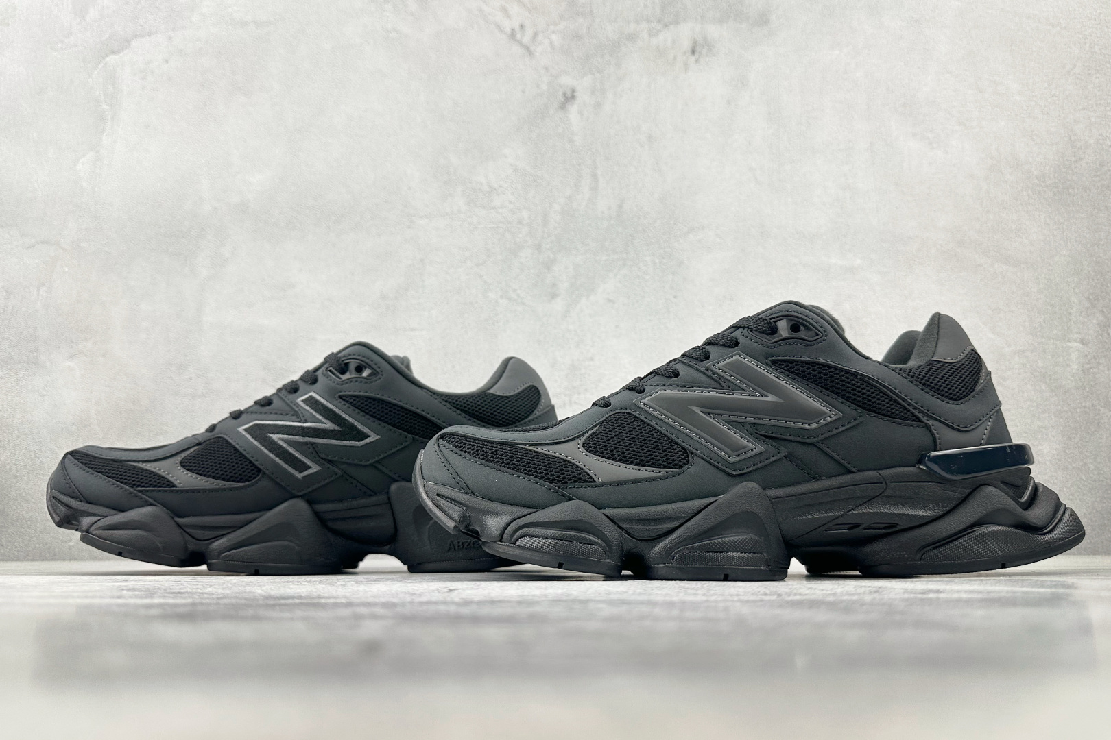 AY  本地
New Balance NB 9060 黑色

货号：U9060ZGE
尺码：36 36.