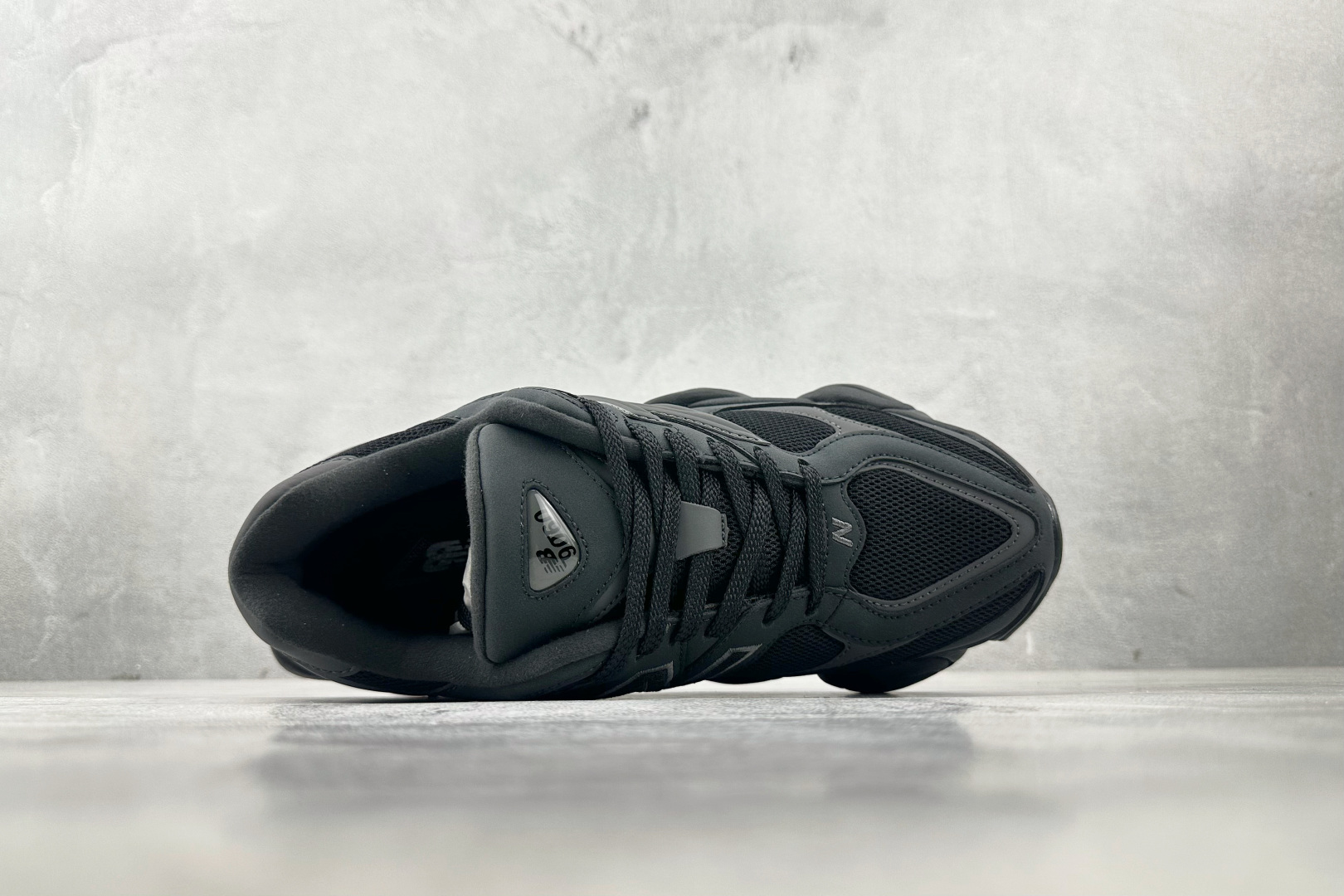 AY  本地
New Balance NB 9060 黑色

货号：U9060ZGE
尺码：36 36.