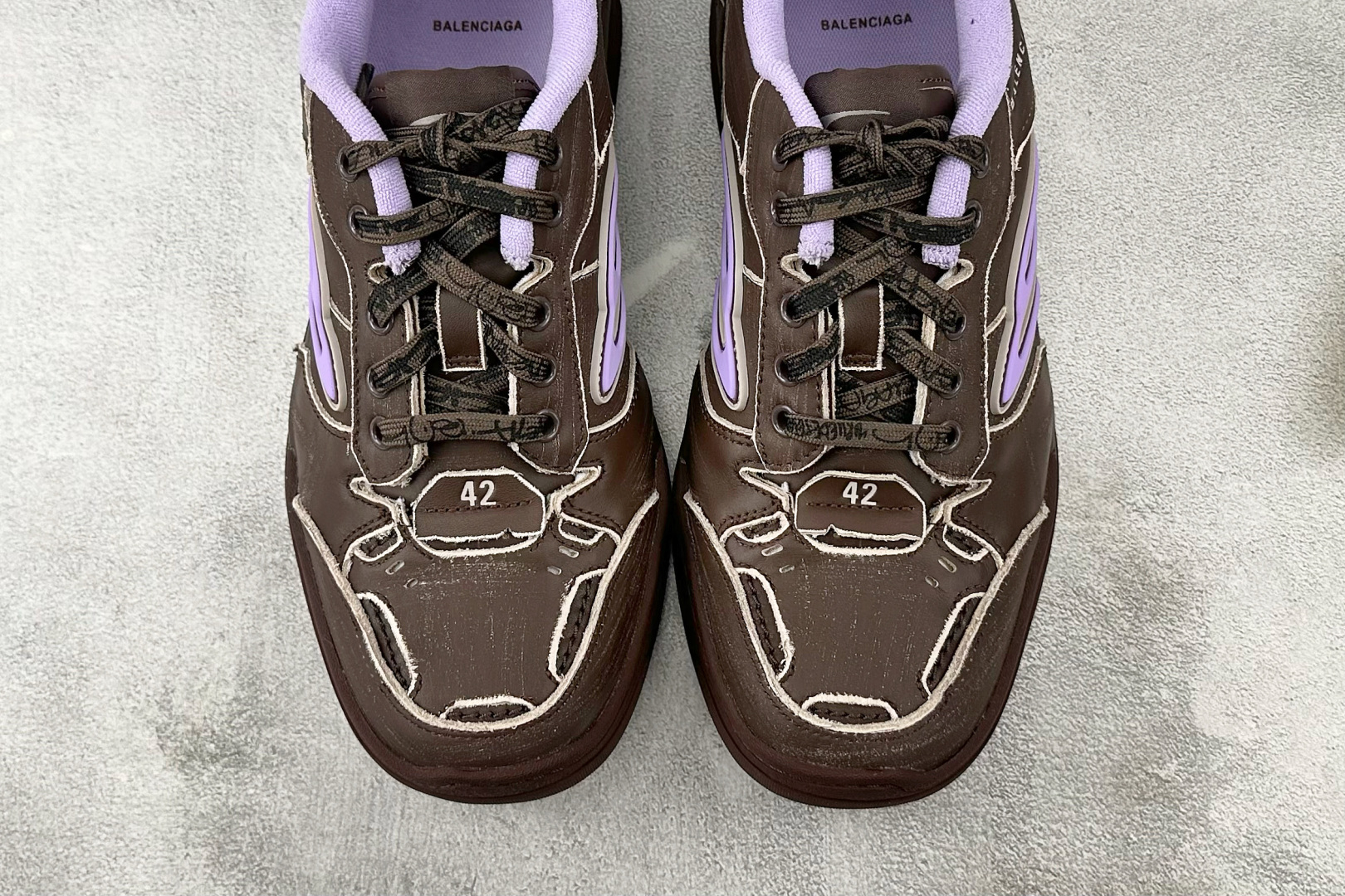 XA 本地 
最新外贸批次 Balenciaga巴黎世家 Hamptons Worn-Out 棕色

货