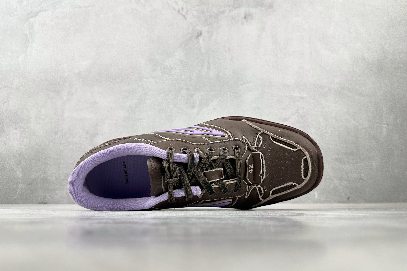 XA 本地 
最新外贸批次 Balenciaga巴黎世家 Hamptons Worn-Out 棕色

货