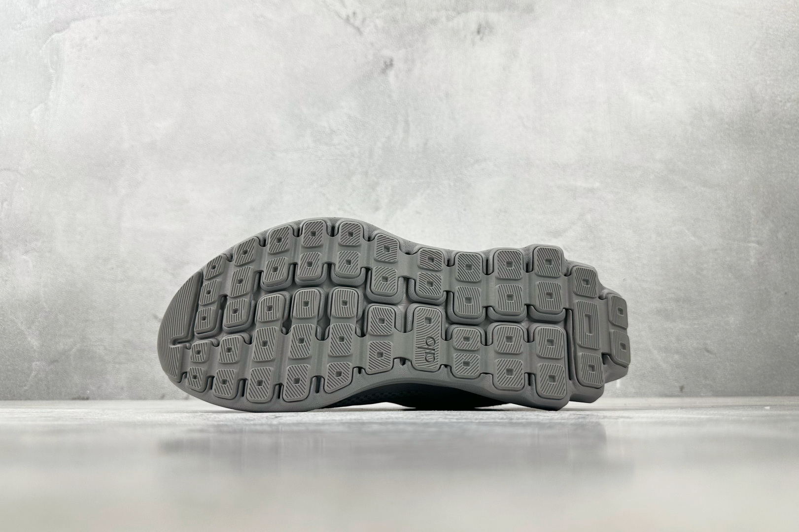 230 外贸专供 平台高端首选 alo yoga Alo Runner 灰色 A0590U-Grey-Chinese UA Cheap High Quatity Brand Clothes Bags handbags Sneakers wholesale wholesaler seller from China Factory suppliers Fashion Clothing Shoes best Quality Beautiful Price 230 外贸专供 平台高端首选 alo yoga Alo Runner 灰色 A0590U-Grey