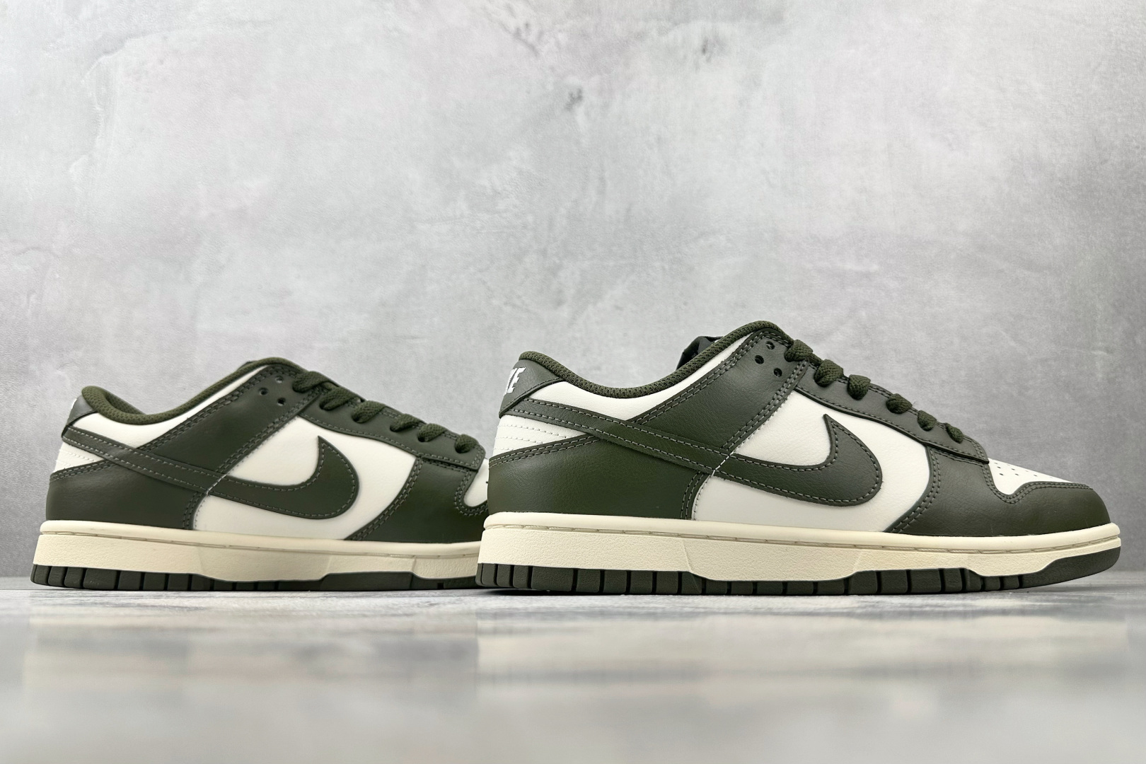 特价 
Nike Dunk Low retro 军绿色

货号：HF5441-102
尺码：36 36.