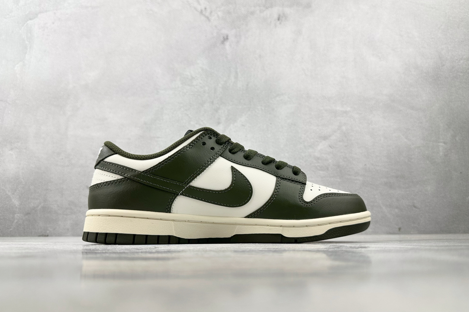 特价 
Nike Dunk Low retro 军绿色

货号：HF5441-102
尺码：36 36.