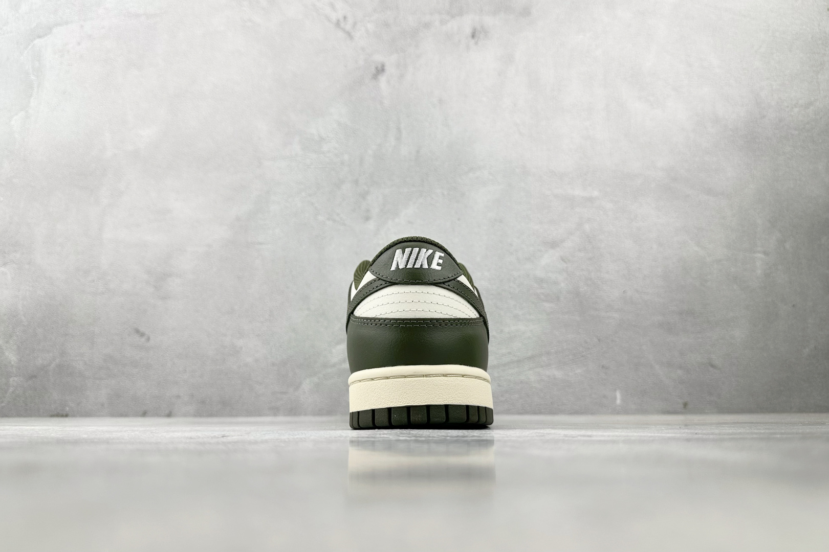 特价 
Nike Dunk Low retro 军绿色

货号：HF5441-102
尺码：36 36.