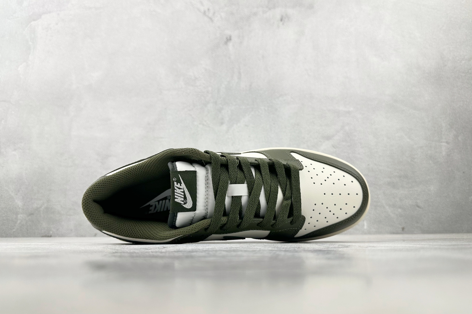 特价 
Nike Dunk Low retro 军绿色

货号：HF5441-102
尺码：36 36.