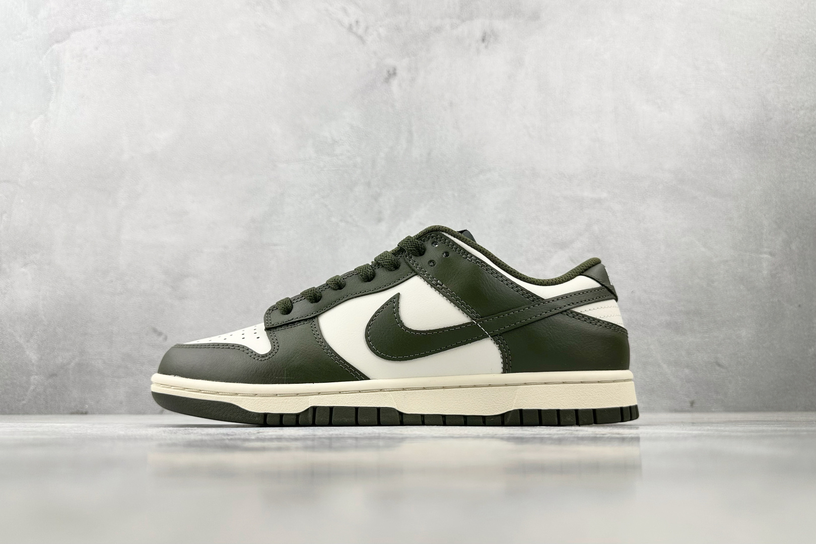 特价 
Nike Dunk Low retro 军绿色

货号：HF5441-102
尺码：36 36.
