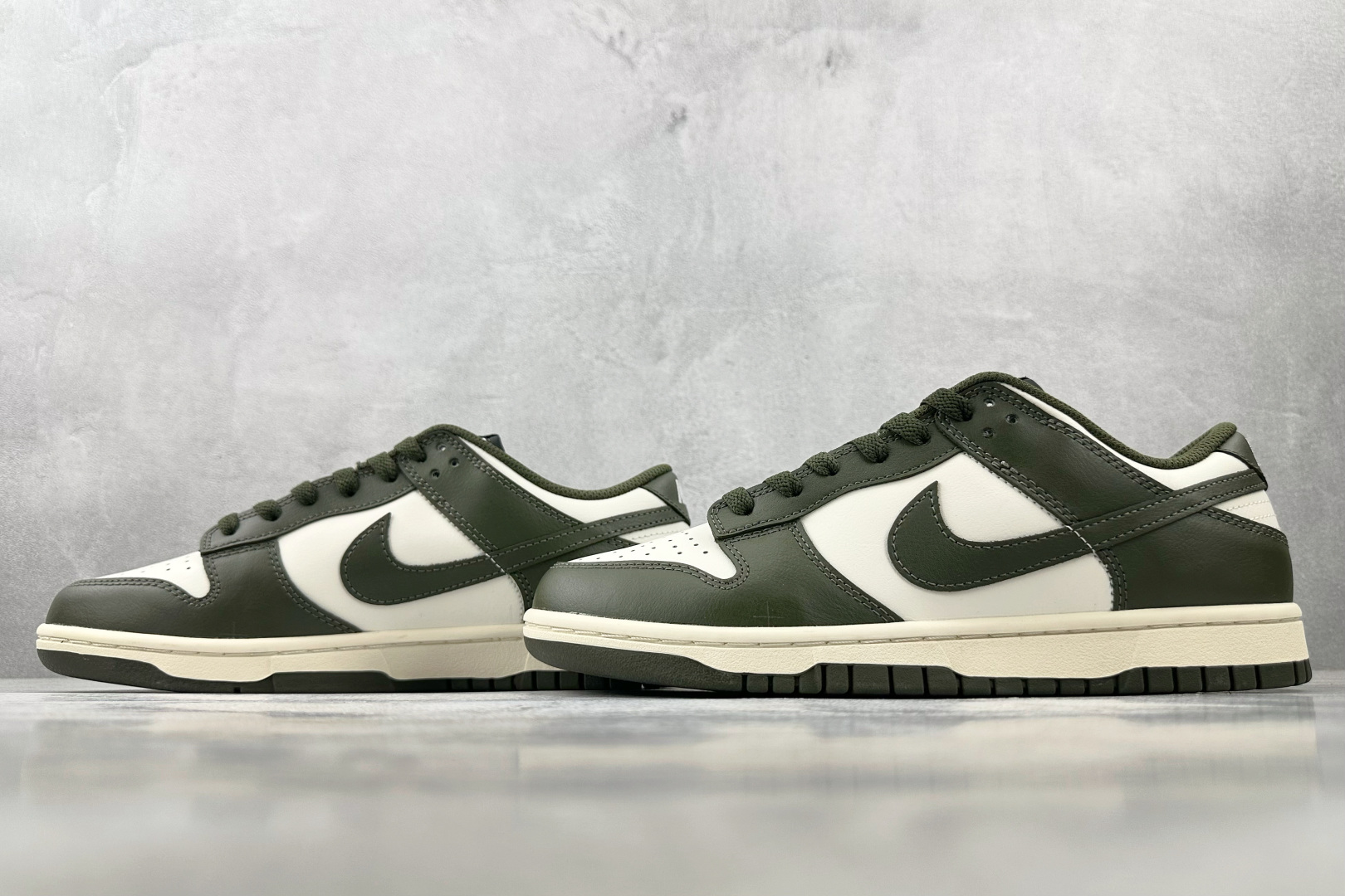 特价 
Nike Dunk Low retro 军绿色

货号：HF5441-102
尺码：36 36.