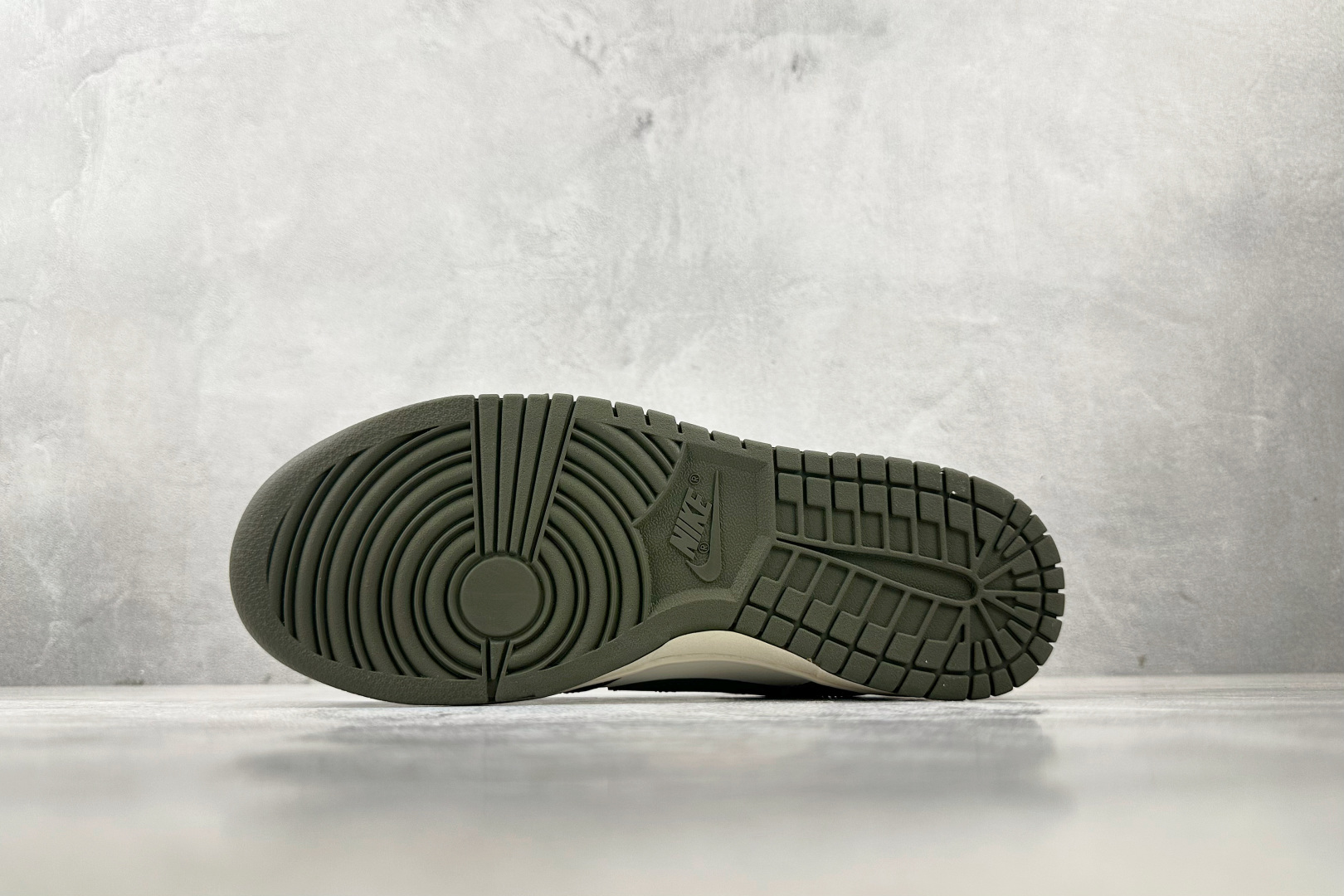 特价 
Nike Dunk Low retro 军绿色

货号：HF5441-102
尺码：36 36.
