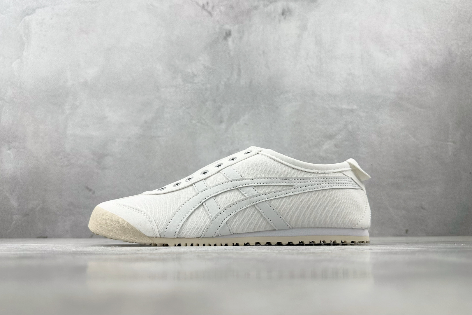 NO:340749,Channel special supply Onitsuka Tiger MEXICO66 SLI-ON White Item No. TH528N-0101 Size 36 36.5 37.5 38 38.5 39 40 40.5 41 42 42.5 43 44 Code 23, sneakers series, sneakers19860909渠道特供 Onitsuka Tiger鬼塚虎 MEXICO66 SLI-ON 白色 货号TH528N-0101 尺码36 36.5 37.5 38 38.5 39 40 40.5 41 42 42.5 43 44 编码23,运动鞋系列,sneakers,Men's shoes