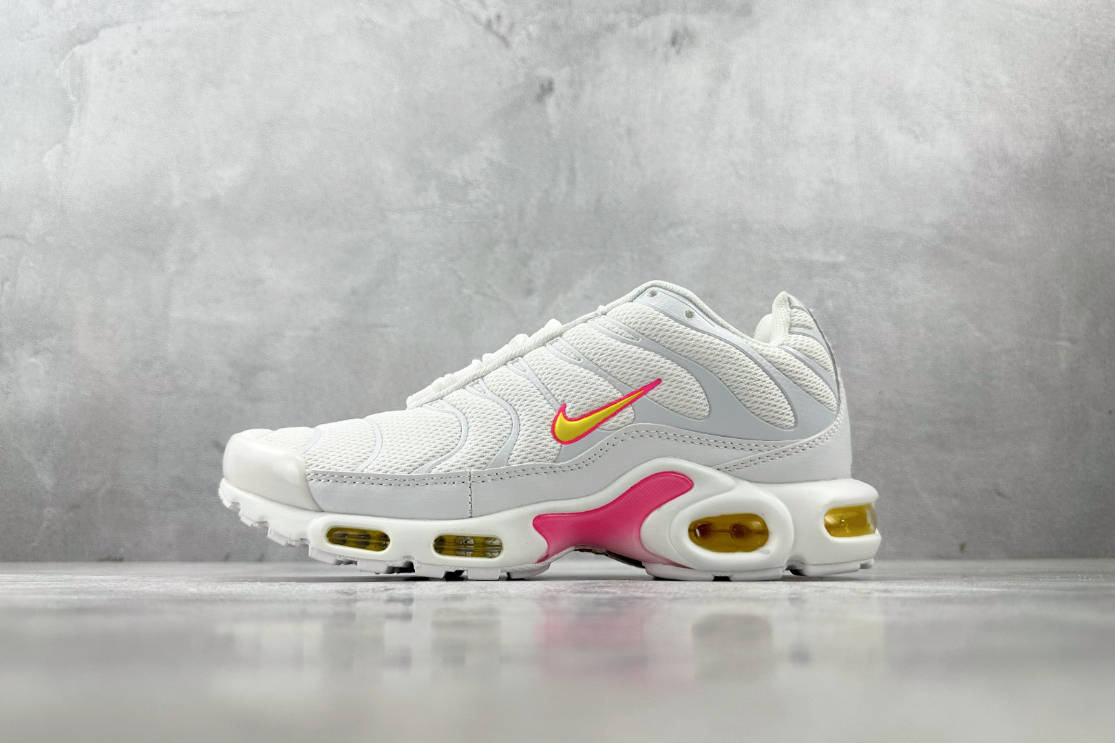 NO:340728,Nike Air Max Plus White and Yellow Powder Item No. CZ0373- Size 36 36.5 37.5 38 38.5 39 40 40.5 41 42 42.5 43 44 44.5 45 46 Code 25, Sneaker Series, Sneakers19860909Nike Air Max Plus 白黄粉 货号CZ0373- 尺码36 36.5 37.5 38 38.5 39 40 40.5 41 42 42.5 43 44 44.5 45 46 编码25,运动鞋系列,sneakers,Men's shoes
