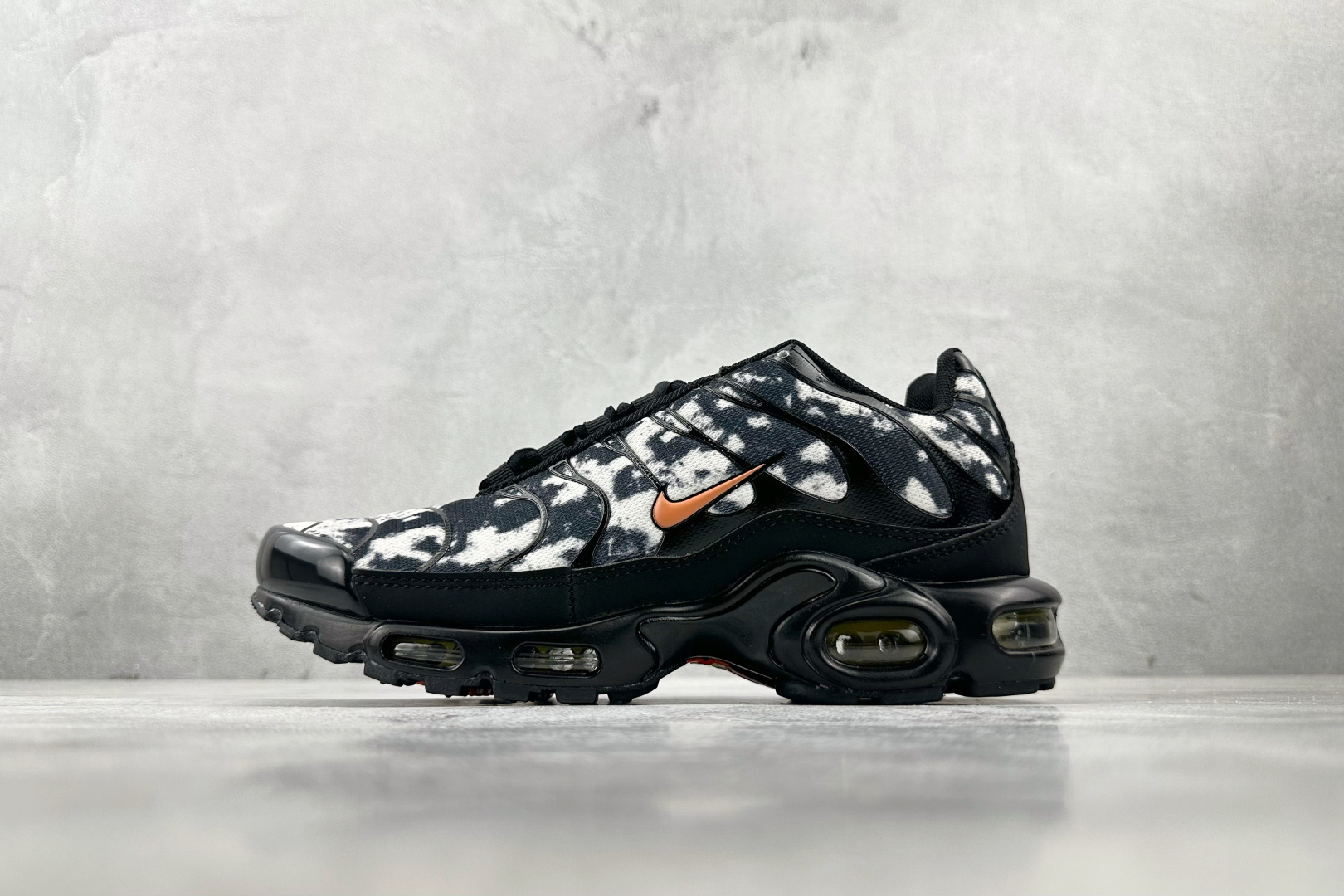 NO:340747,Nike Air Max lus Black Orange Article No. FV6913-001 Size 36 36.5 37.5 38 38.5 39 40 40.5 41 42 42.5 43 44 44.5 45 46 Code 25, sneakers, sneakers19860909Nike Air Max lus 黑橙 货号FV6913-001 尺码36 36.5 37.5 38 38.5 39 40 40.5 41 42 42.5 43 44 44.5 45 46 编码25,运动鞋系列,sneakers,Men's shoes