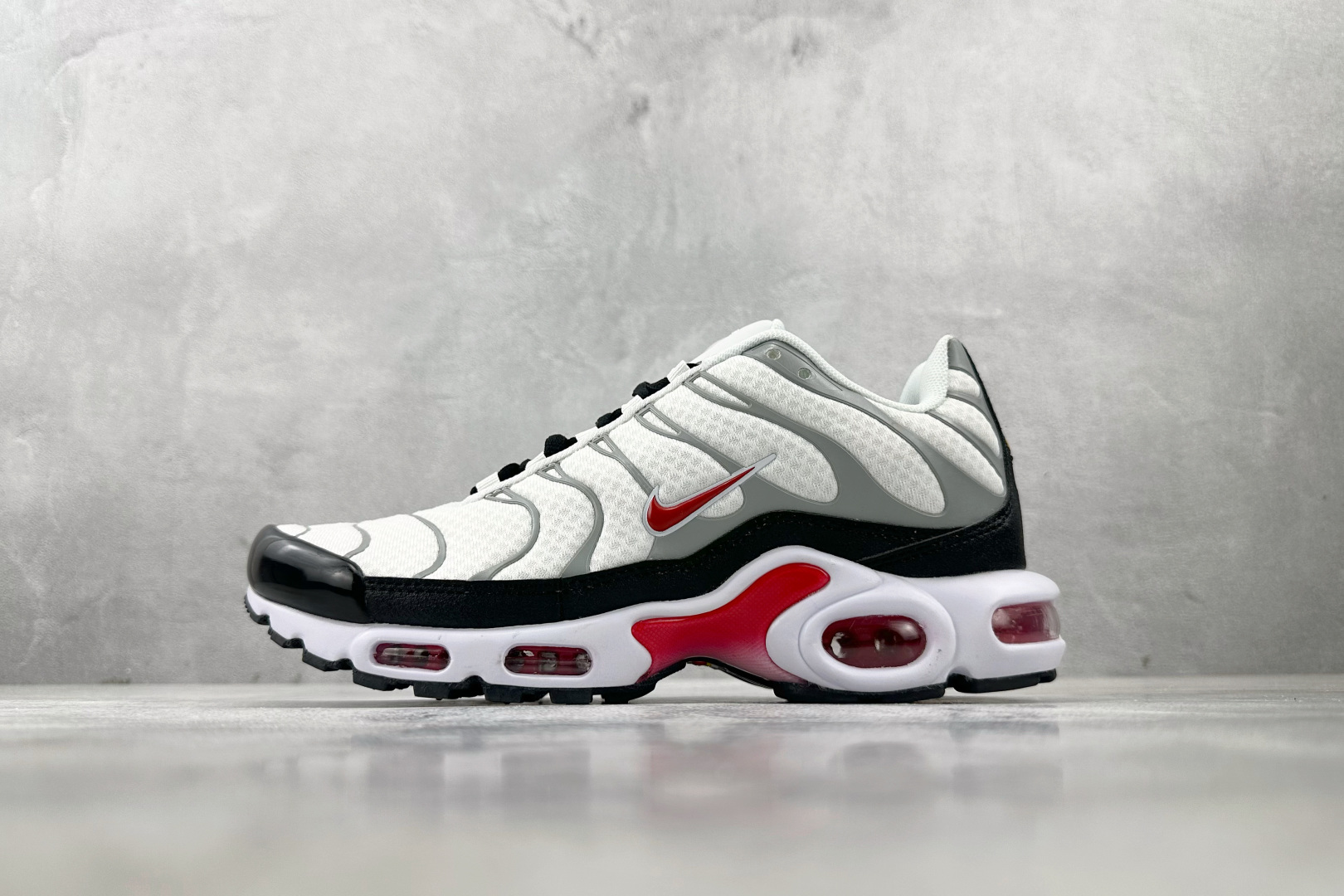 NO:341057,Foreign Trade GW Nike Air Max lus Gray-red Product No. DM0032-002 Size 36 36.5 37.5 38 38.5 39 40 40.5 41 42 42.5 43 44 44.5 45 46 Code 25, Sneaker series, sneakers19860909外贸 GW Nike Air Max lus 灰红色 货号DM0032-002 尺码36 36.5 37.5 38 38.5 39 40 40.5 41 42 42.5 43 44 44.5 45 46 编码25,运动鞋系列,sneakers,Men's shoes