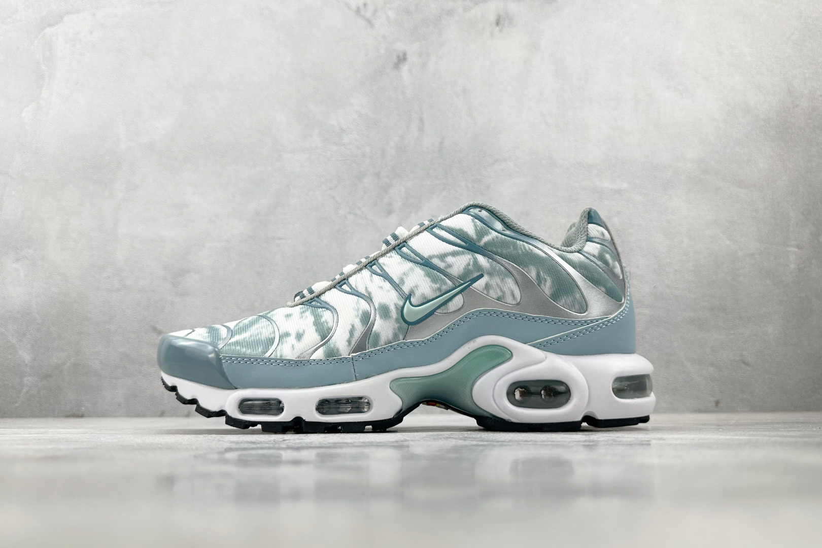 NO:341049,Foreign Trade GW Nike Air Max Plus Blue and White Item No. FV0394- Size 36 36.5 37.5 38 38.5 39 40 40.5 41 42 42.5 43 44 44.5 45 46 Code 25, Sneaker Series, Sneakers19860909外贸 GW Nike Air Max Plus 蓝白色 货号FV0394- 尺码36 36.5 37.5 38 38.5 39 40 40.5 41 42 42.5 43 44 44.5 45 46 编码25,运动鞋系列,sneakers,Men's shoes