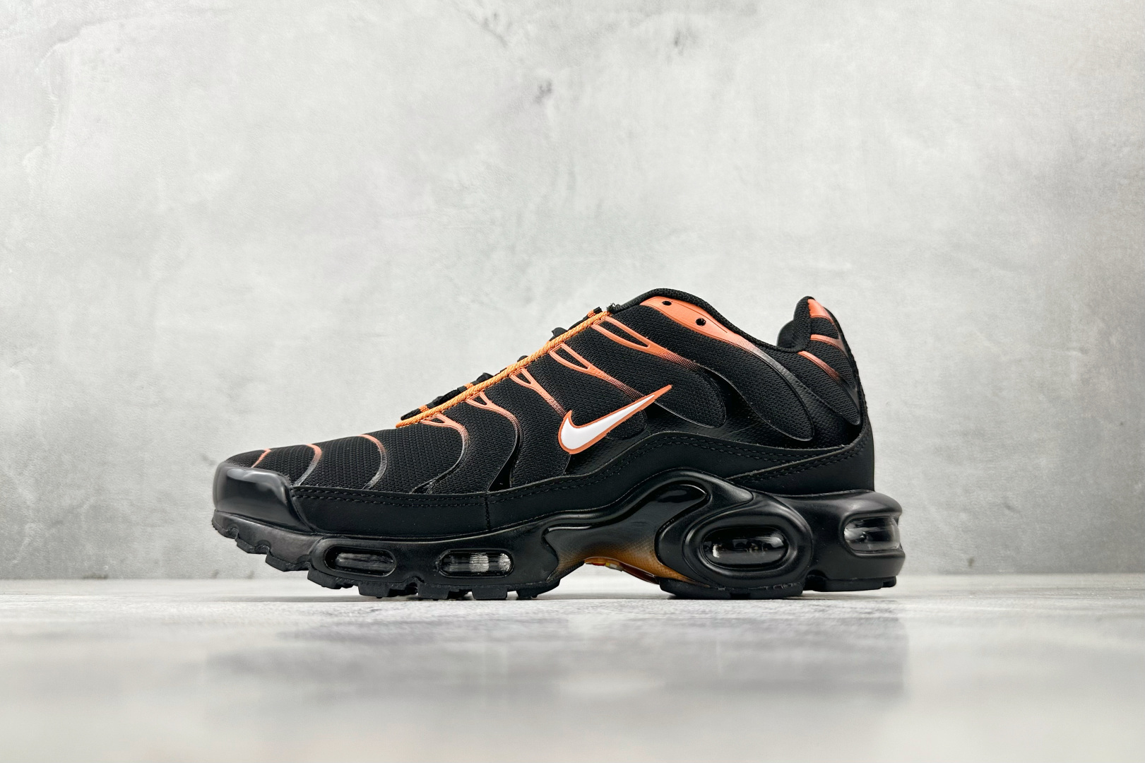 NO:341068,Foreign Trade GW Nike Air Max Plus Black Orange Item No. FN6949- Size 36 36.5 37.5 38 38.5 39 40 40.5 41 42 42.5 43 44 44.5 45 46 Code 25, Sneaker Series, Sneakers19860909外贸 GW Nike Air Max Plus 黑橙 货号FN6949- 尺码36 36.5 37.5 38 38.5 39 40 40.5 41 42 42.5 43 44 44.5 45 46 编码25,运动鞋系列,sneakers,Men's shoes