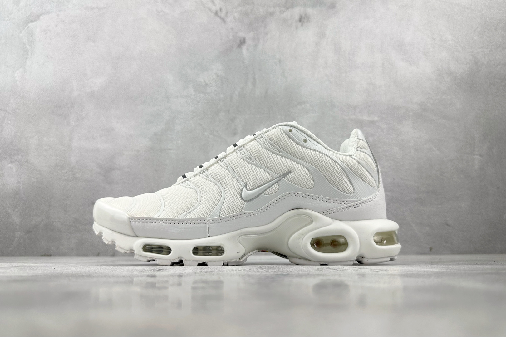 外贸 GW  Nike Air Max Plus 白 货号：DM2362-100 尺码：36 36.5 37.5 38 38.5 39 40 40.5 41 42 42.5 43 44 44.5 45 46-选品中心