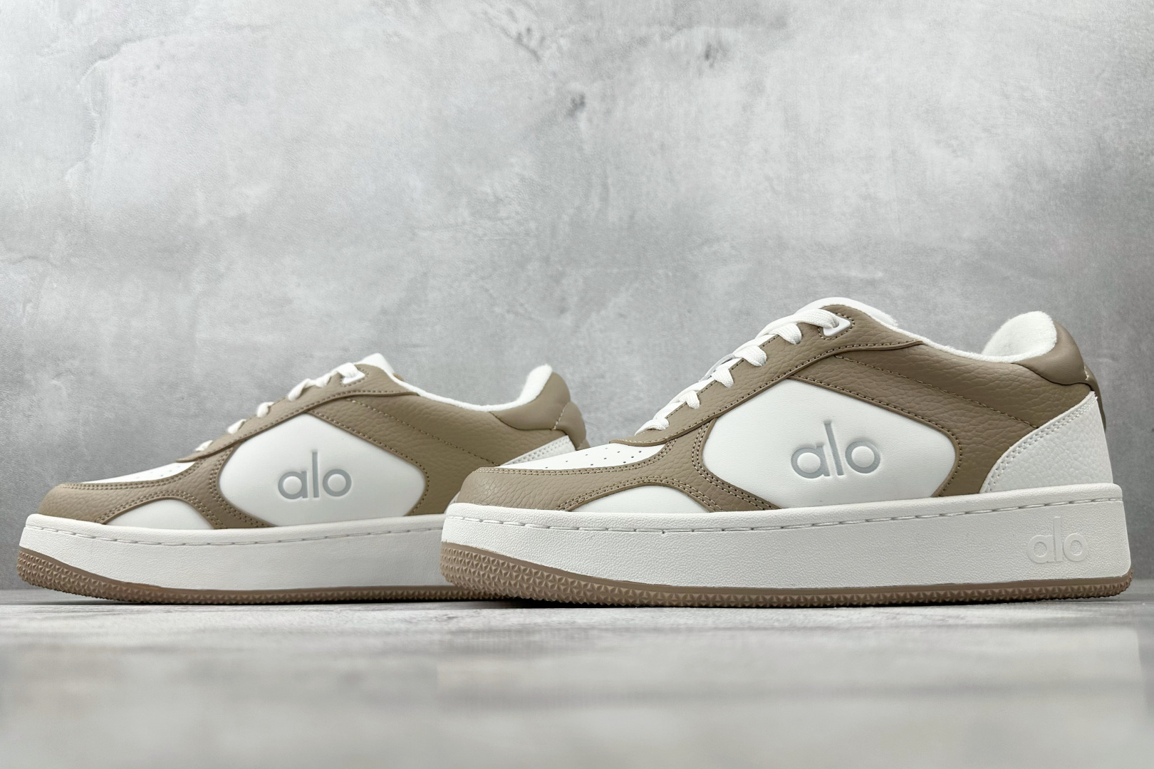 alo yoga Recovery Mode 棕白色 A0685U-Gravel/White
