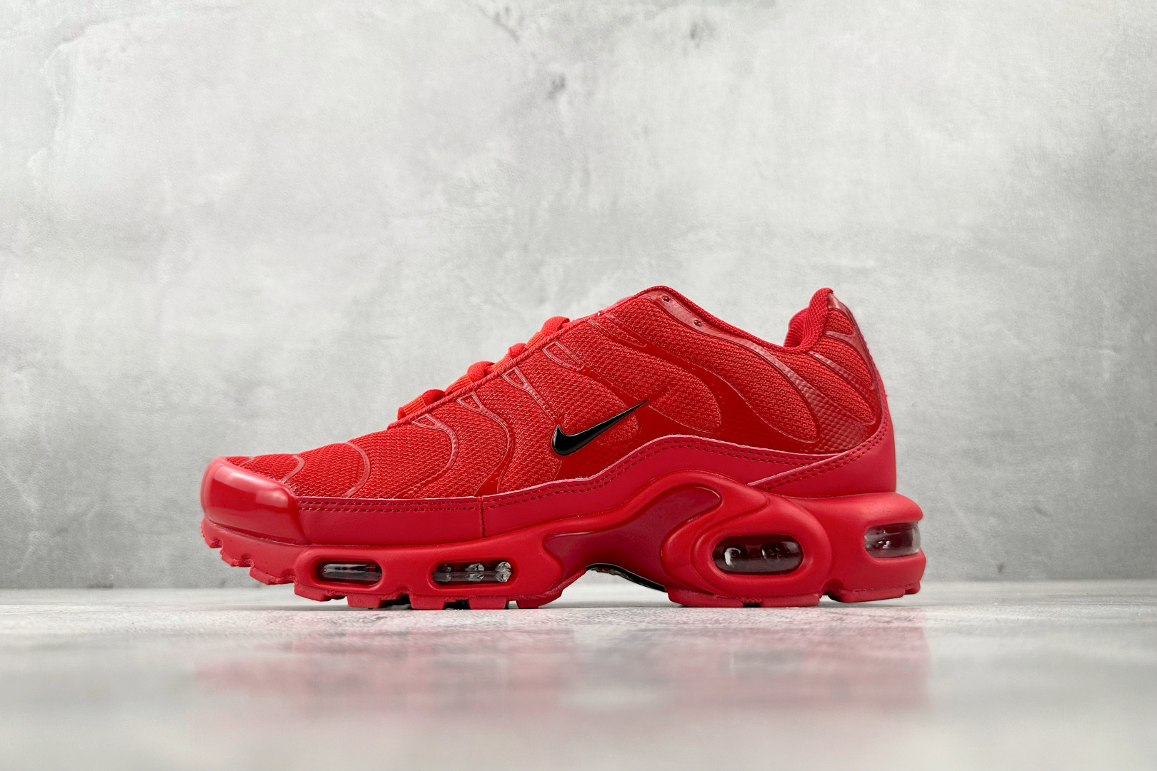 外贸 GW  Nike Air Max Plus 大红色 货号：DM8877-600 尺码：36 36.5 37.5 38 38.5 39 40 40.5 41 42 42.5 43 44 44.5 45 46-选品中心