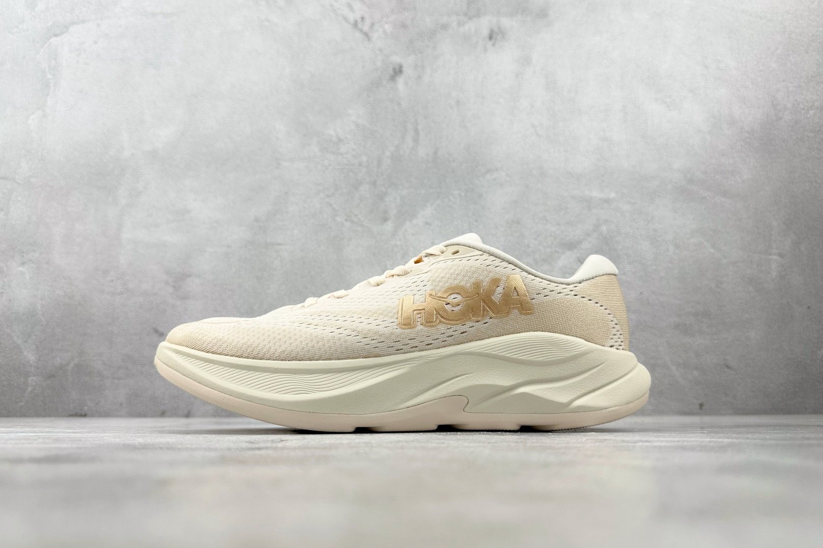 H 版 本地
HOKA ONE ONE RINCON 4 米色

货号：-VCH
尺码：36 36.5 