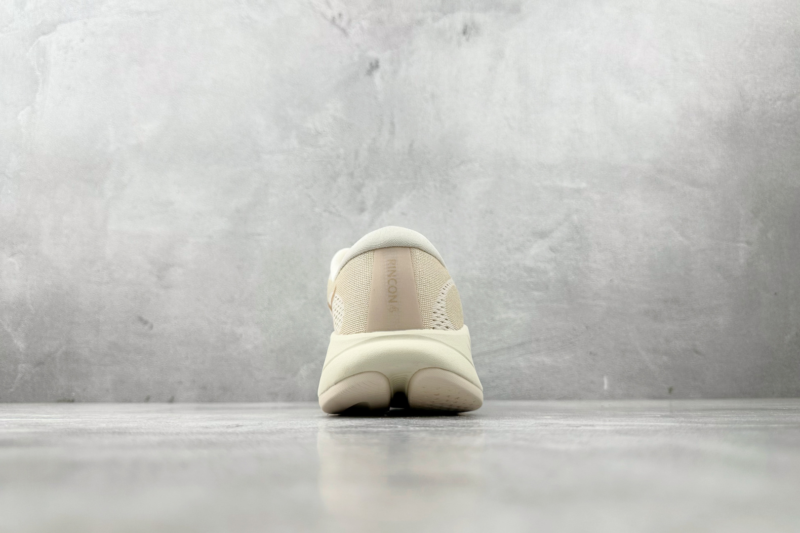 H 版 本地
HOKA ONE ONE RINCON 4 米色

货号：-VCH
尺码：36 36.5 