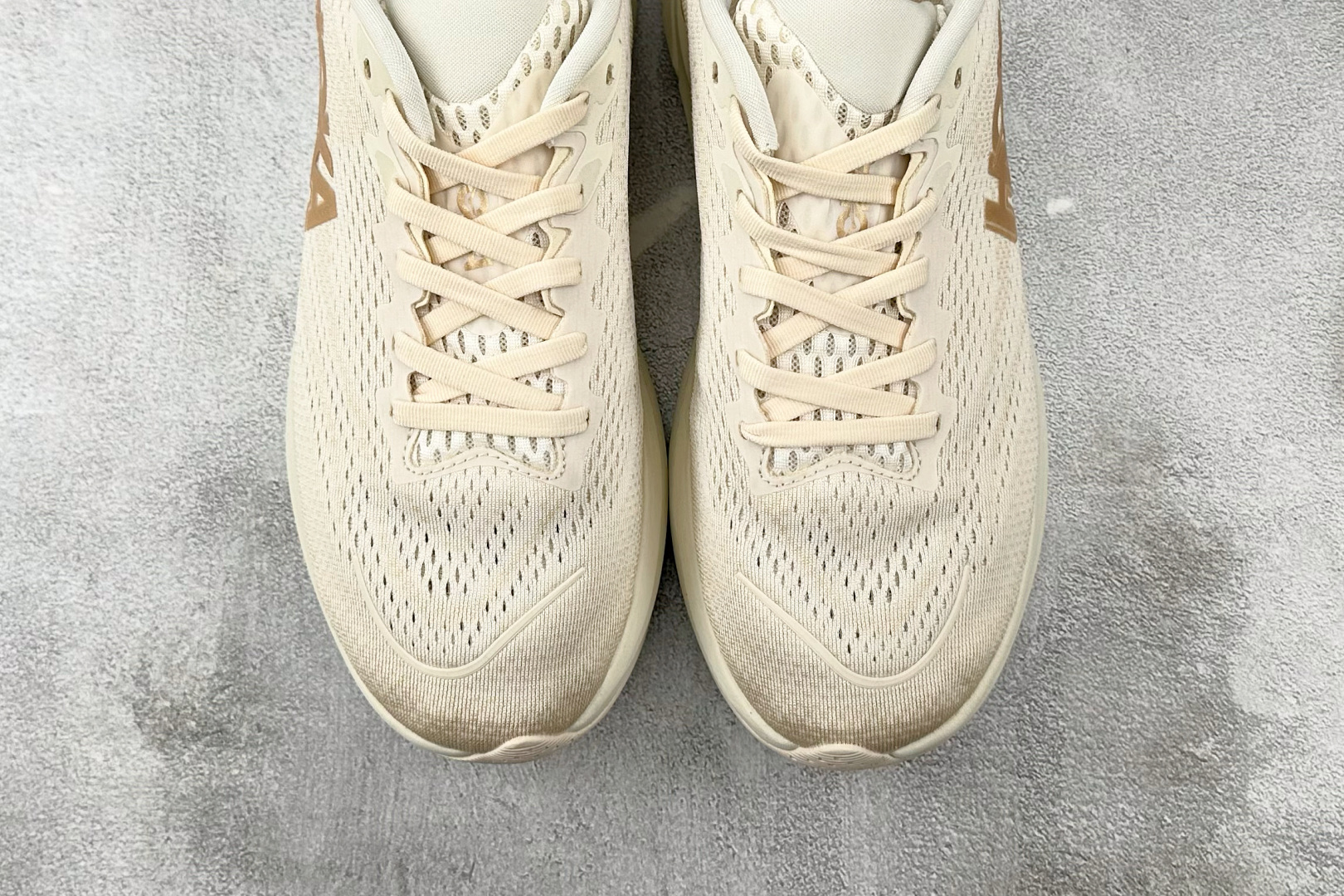 H 版 本地
HOKA ONE ONE RINCON 4 米色

货号：-VCH
尺码：36 36.5 