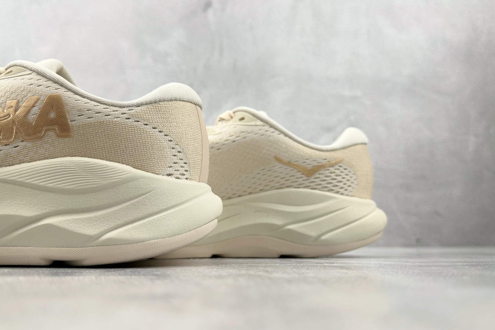 H 版 本地
HOKA ONE ONE RINCON 4 米色

货号：-VCH
尺码：36 36.5 