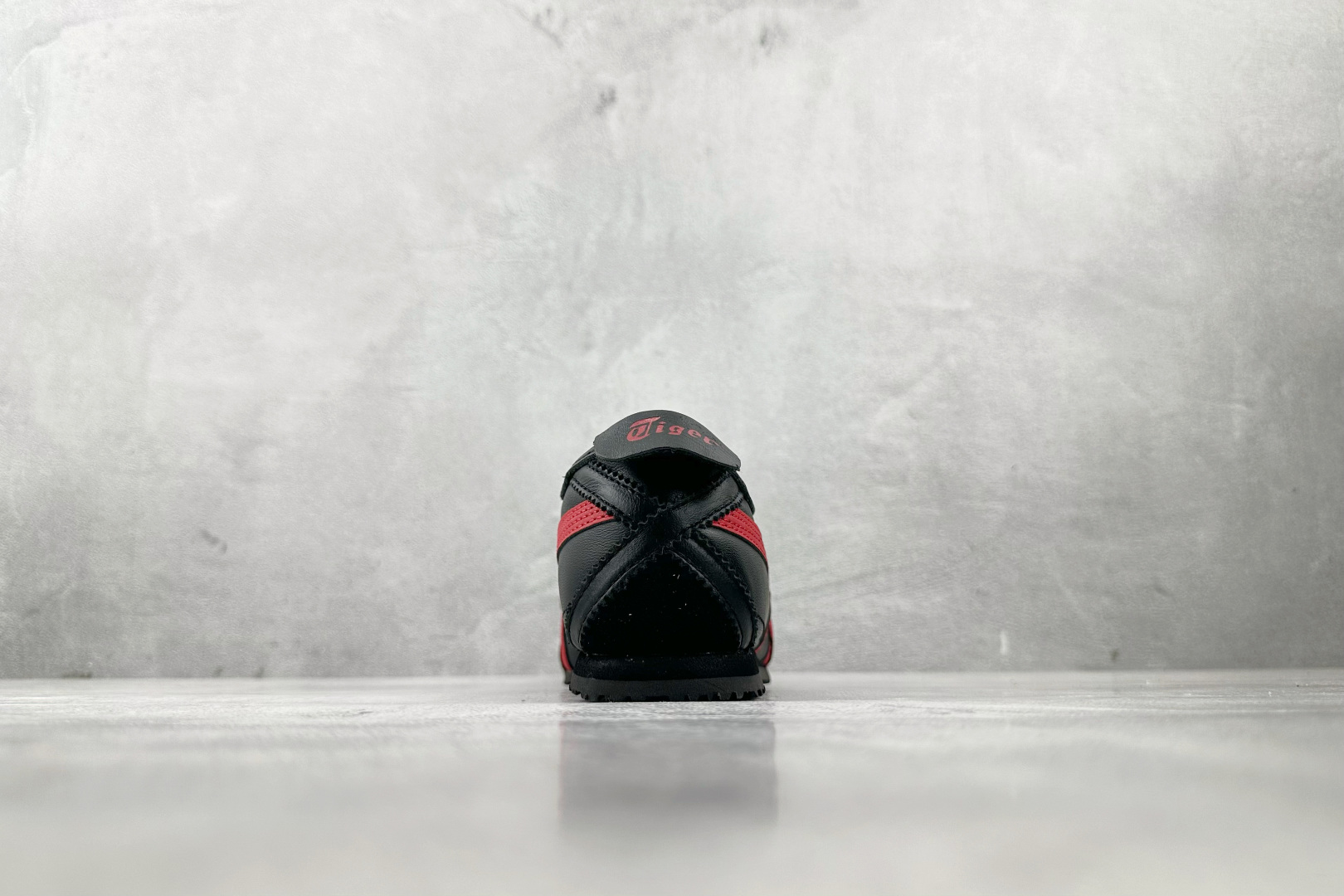 OT 头层 本地
Onitsuka Tiger鬼塚虎 MEXICO 66 黑红色

货号：1183C10
