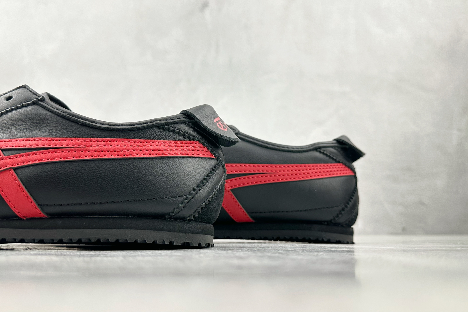 OT 头层 本地
Onitsuka Tiger鬼塚虎 MEXICO 66 黑红色

货号：1183C10