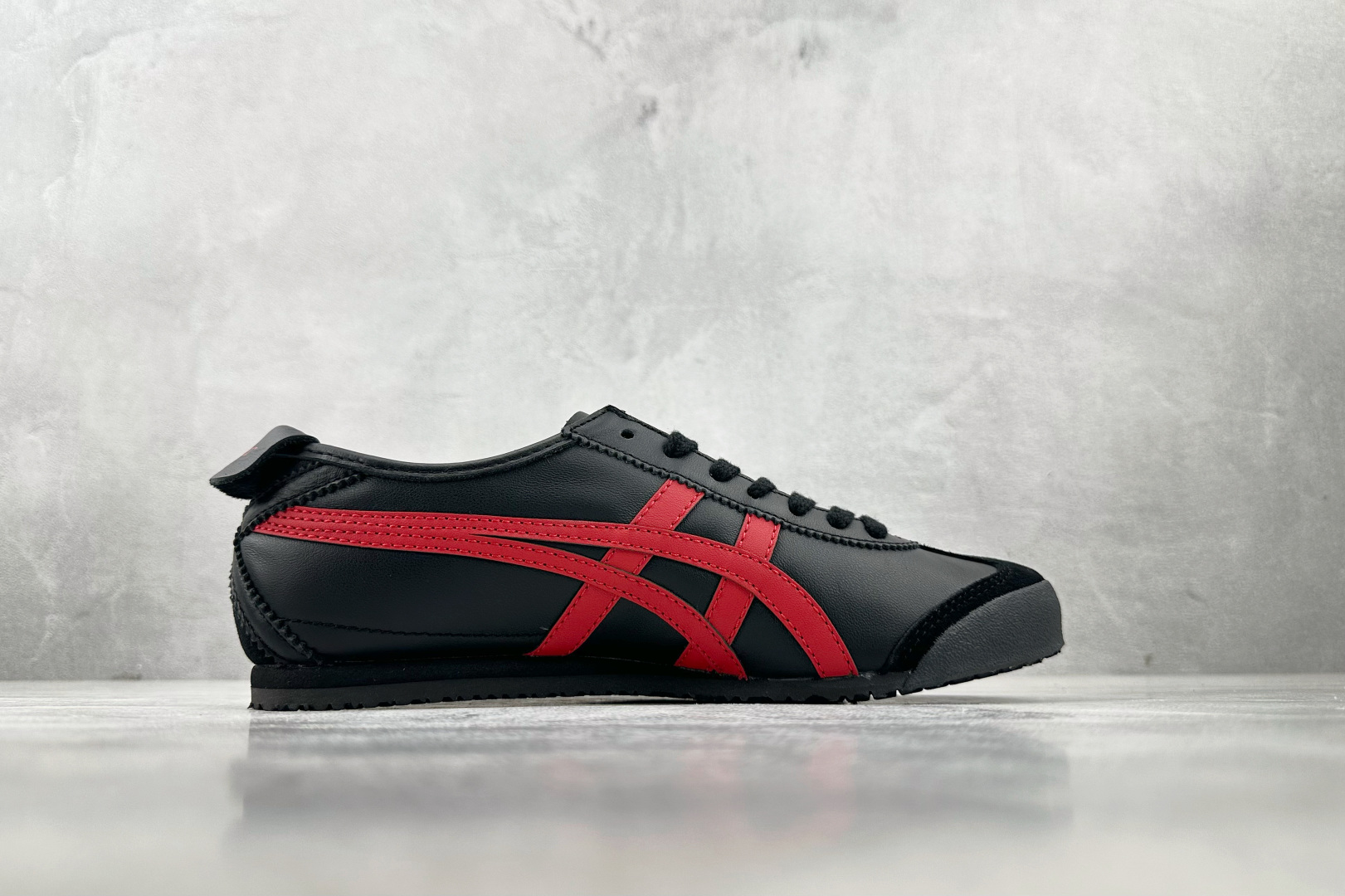 OT 头层 本地
Onitsuka Tiger鬼塚虎 MEXICO 66 黑红色

货号：1183C10