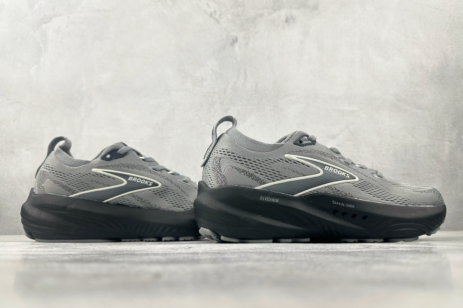 Brooks布鲁克斯 Glycerin 22 灰色 110446-2E-078