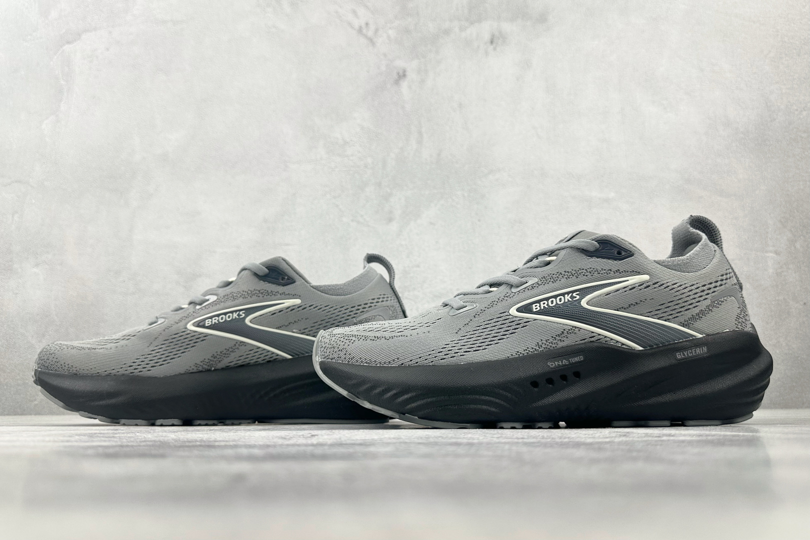 Brooks布鲁克斯 Glycerin 22 灰色 110446-2E-078