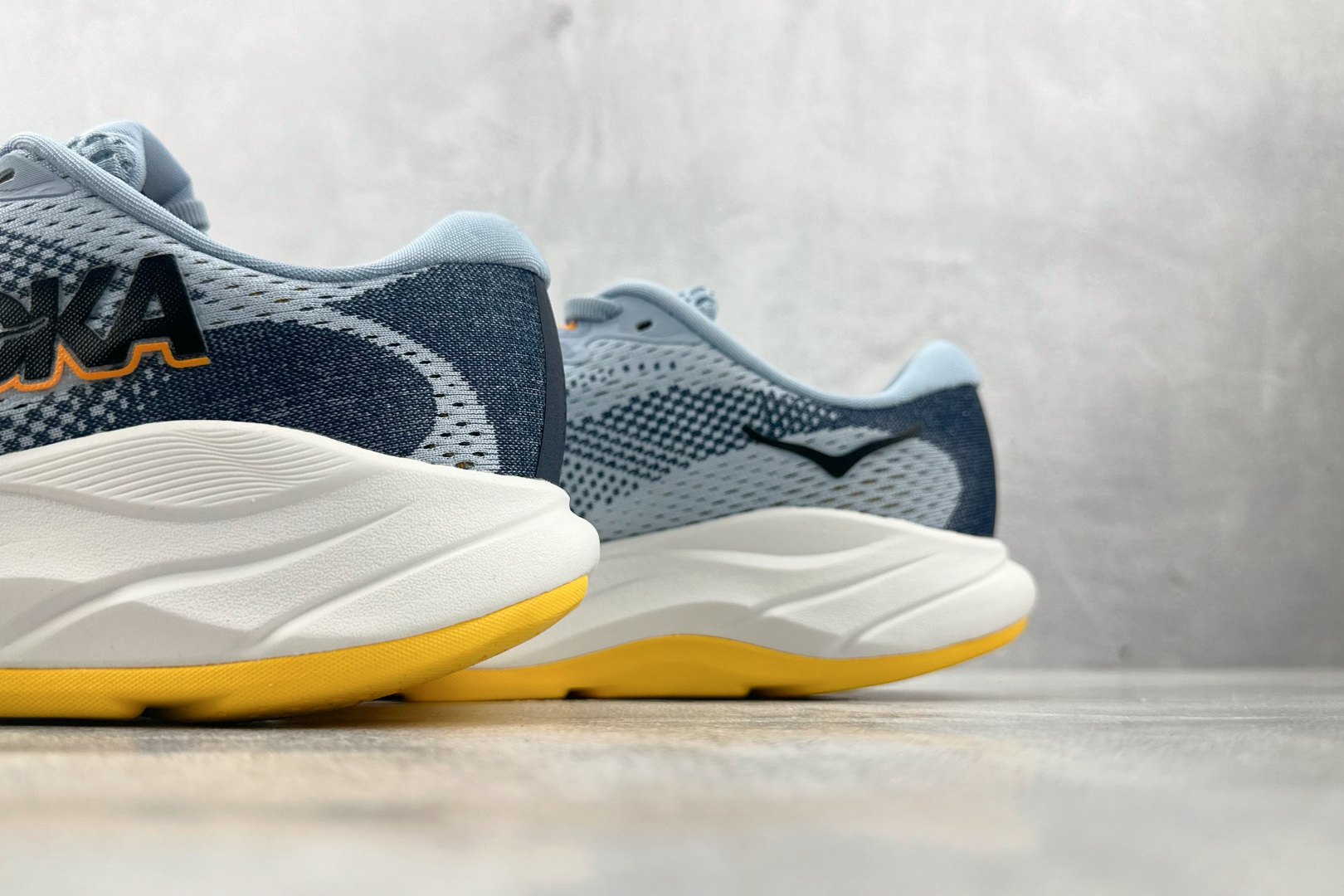H 版 本地💰210
HOKA ONE ONE RINCON 4 蓝色

货号：1155132-DLN
尺码：36 36.5 37 38.5 39 40 40.5 41 42 42.5 43 44 44.5 45
编码：31
