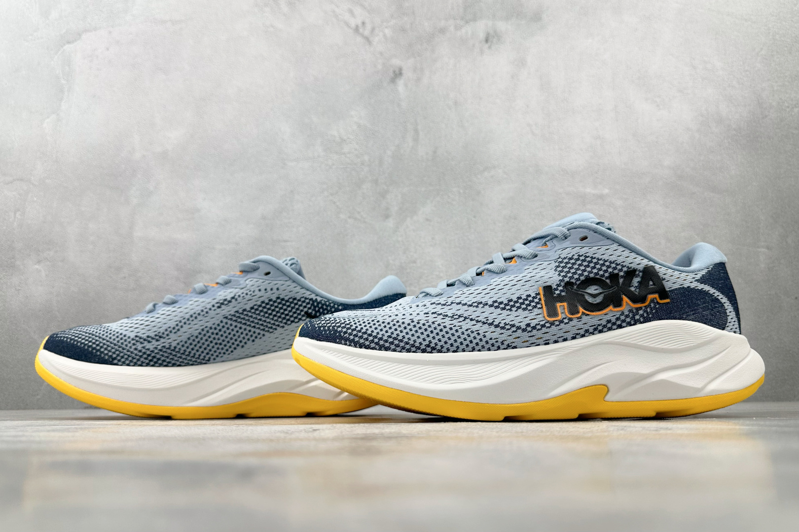 H 版 本地💰210
HOKA ONE ONE RINCON 4 蓝色

货号：1155132-DLN
尺码：36 36.5 37 38.5 39 40 40.5 41 42 42.5 43 44 44.5 45
编码：31
