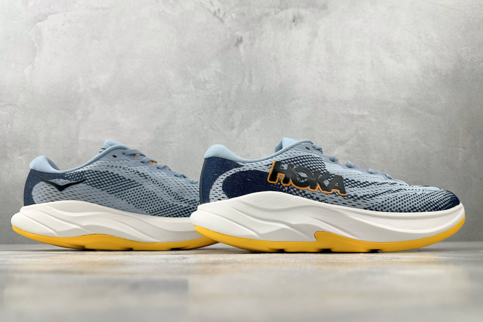 H 版 本地💰210
HOKA ONE ONE RINCON 4 蓝色

货号：1155132-DLN
尺码：36 36.5 37 38.5 39 40 40.5 41 42 42.5 43 44 44.5 45
编码：31