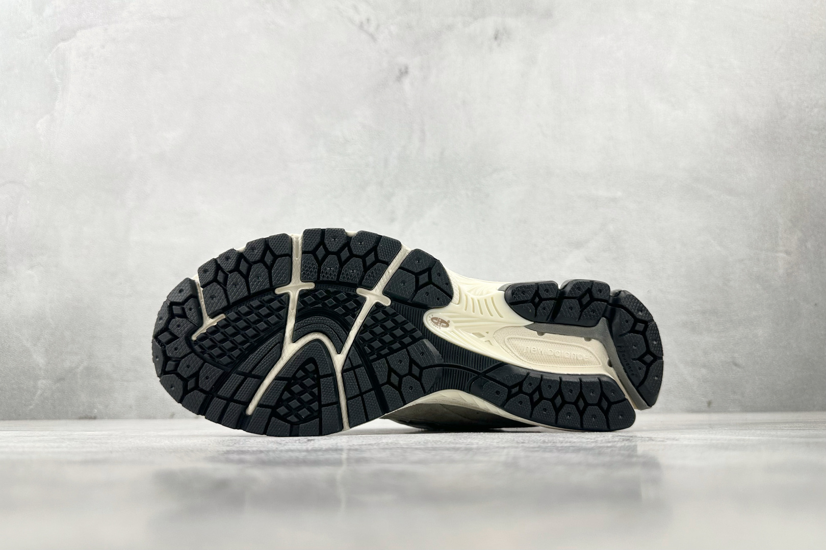大厂出品 New Balance NB 2002R 褐色 U2002RRD