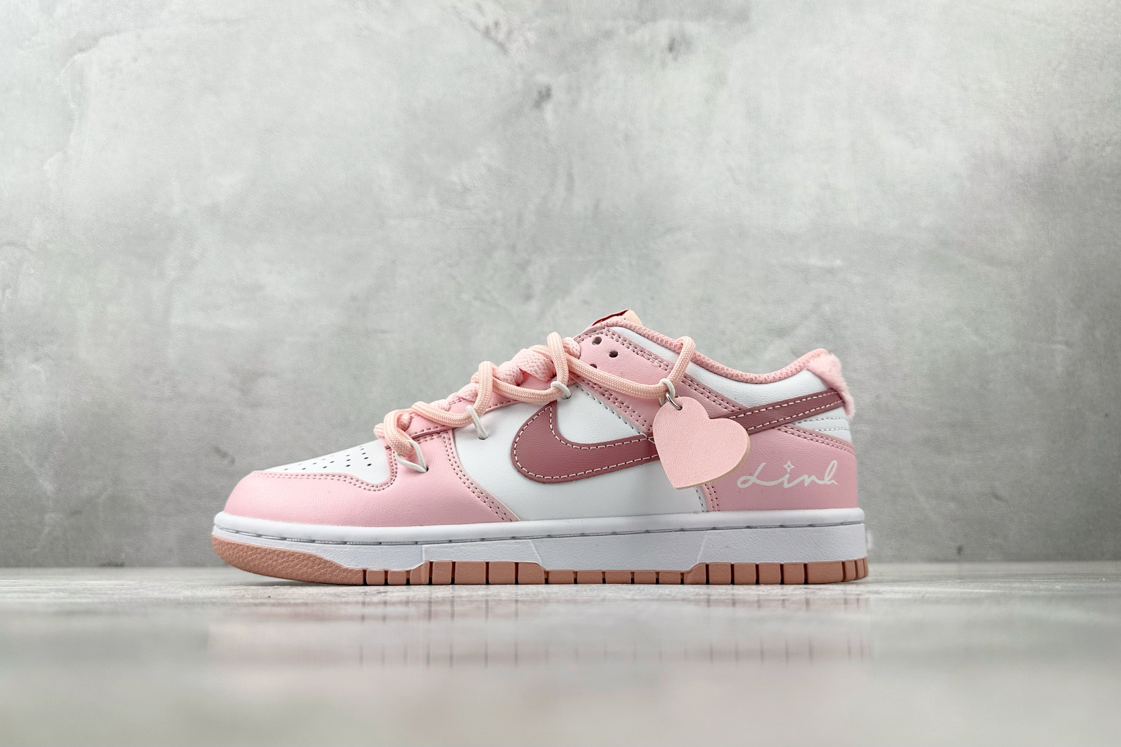 K13 
【定制球鞋】Nike Dunk 樱花粉

货号：DO6485-600（Team239-情人限定