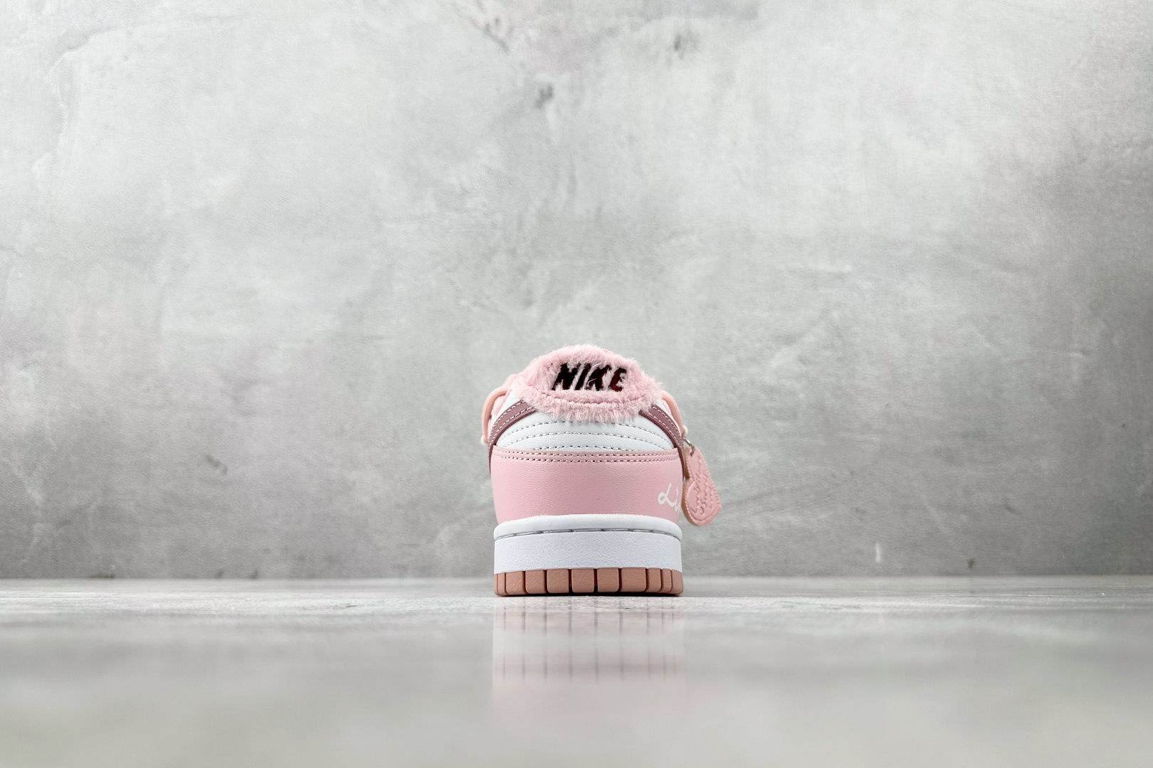 K13 
【定制球鞋】Nike Dunk 樱花粉

货号：DO6485-600（Team239-情人限定