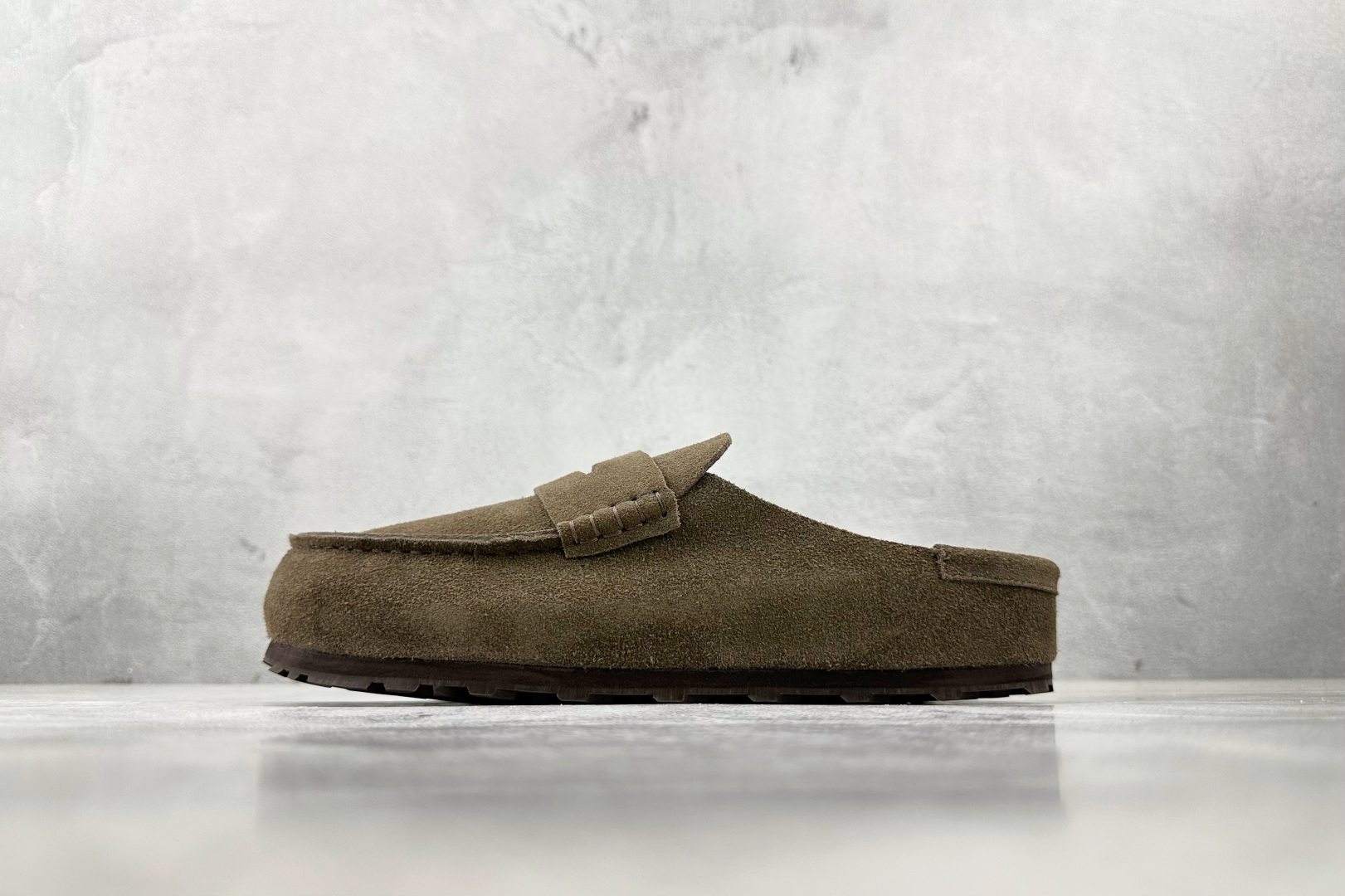 莞产 
Birkenstock Naples Wrapped 深灰色

货号：
尺码：36 36.5 3