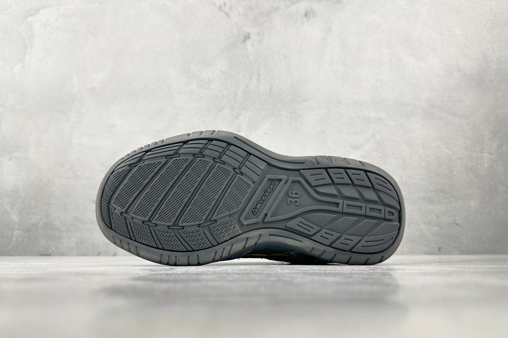 代购版 Balenciaga巴黎世家 Hamptons Worn-Out 灰色 841765WCURB1180