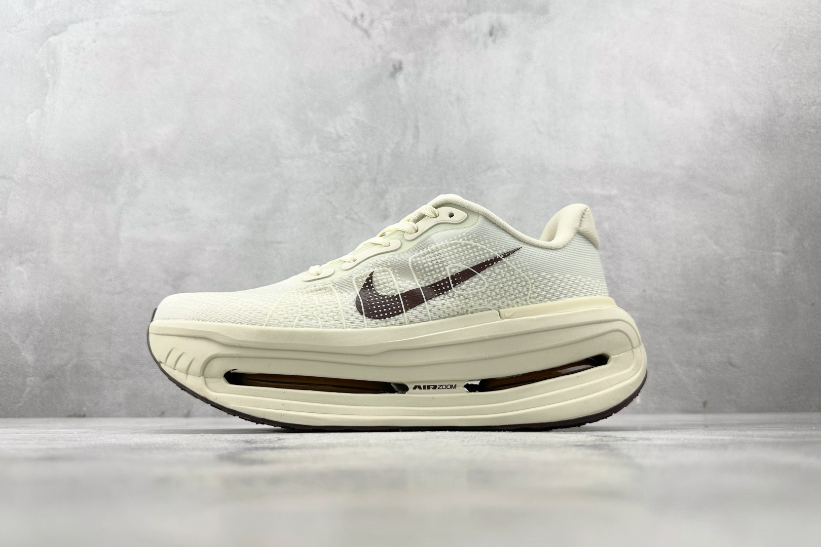 Nike Vomero Vomero Premium 白黑 HQ2050-700
