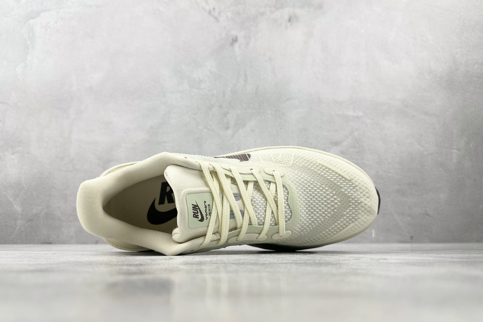 Nike Vomero Vomero Premium 白黑 HQ2050-700